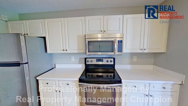 Building Photo - Spacious Upper Level Condo w/Open Floorplan and Split Bedrooms