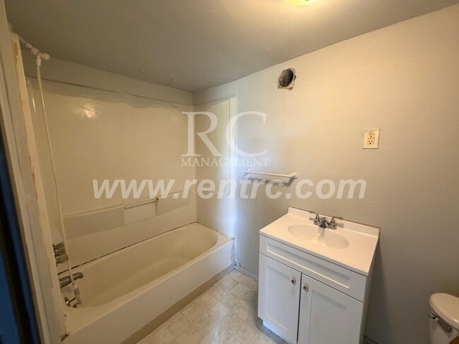 Building Photo - 715 Woodbury-
