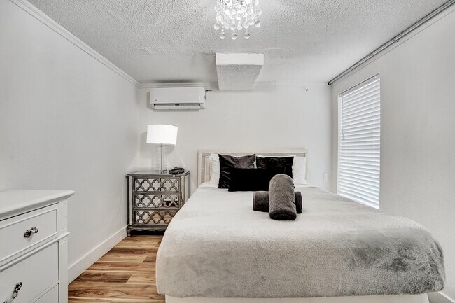 Building Photo - 311 SE 3rd Ave