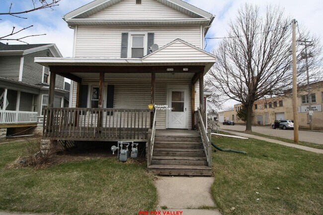 Building Photo - Large refurbished 3 Bedroom Upper