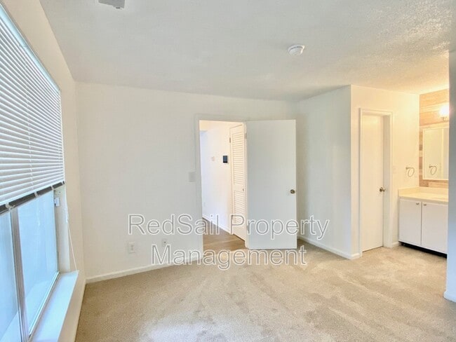 Building Photo - 568 Candle Ln