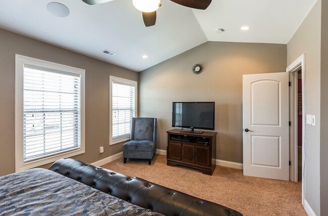 Building Photo - Beautiful corner-lot townhome in the heart of Beaumont Park