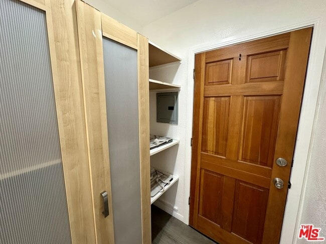 Building Photo - 523 1/2 W 56th St