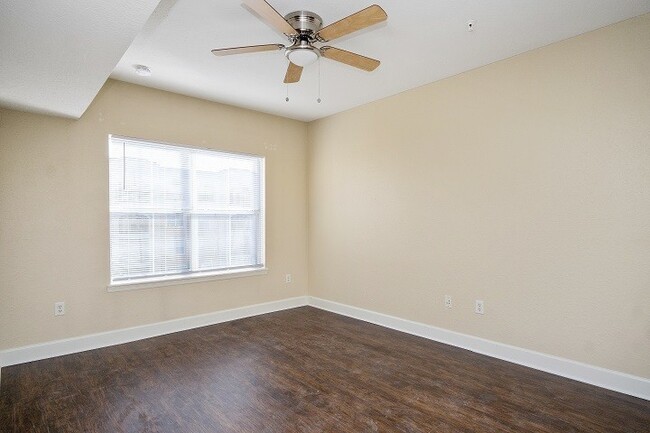 Building Photo - Renovated 1 Bedroom 1 Bathroom Condo with ...