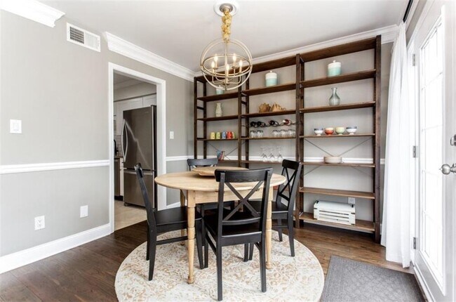 Building Photo - 6980 Roswell Rd