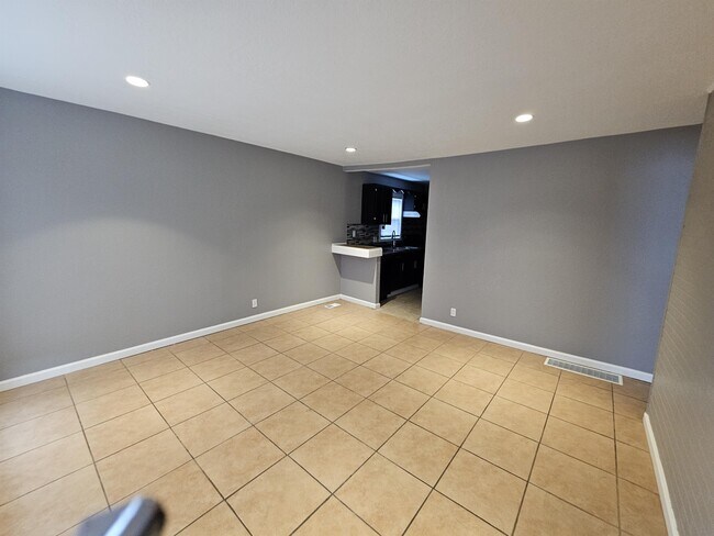 Building Photo - 4211 E 54 St