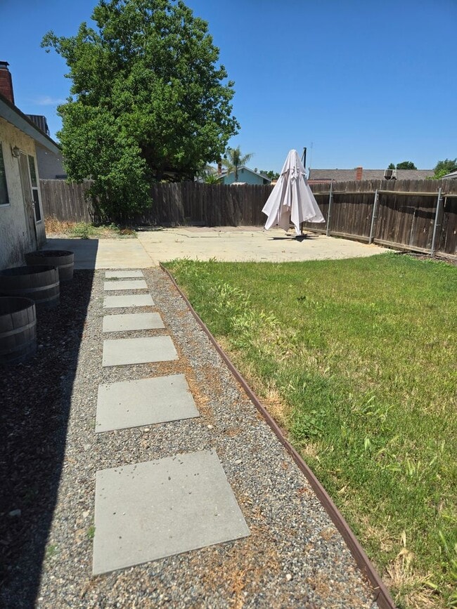 Building Photo - Three bedroom