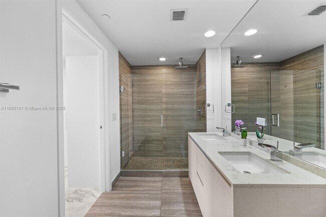 Building Photo - 1010 Brickell Ave