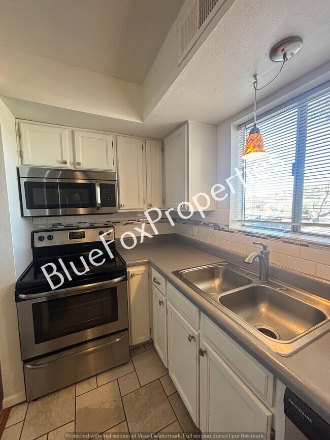 Building Photo - 2601 W Broadway Blvd