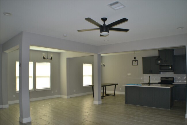 Building Photo - 9837 Fabiola Dr