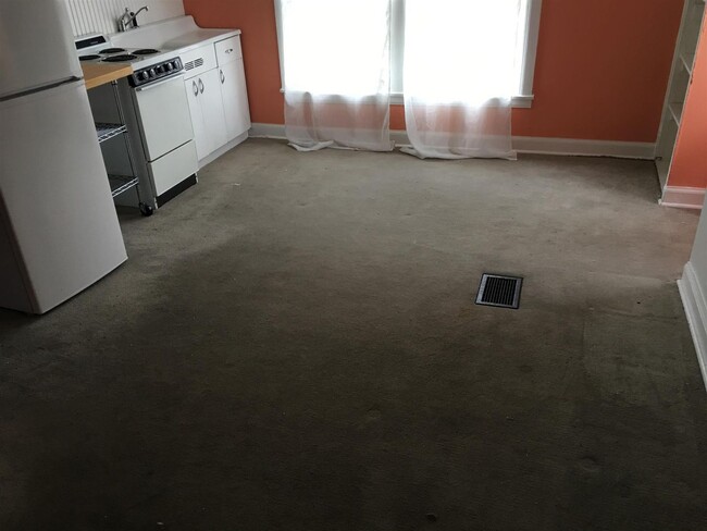 Building Photo - Adorable apt for rent in charming home!