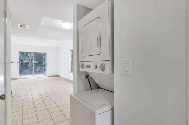 Building Photo - 6141 SW 42nd Ct