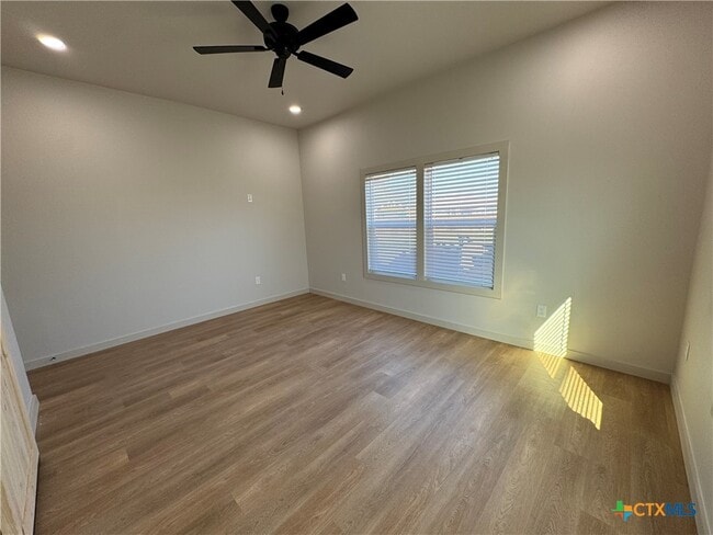 Building Photo - 318 Warehouse Rd