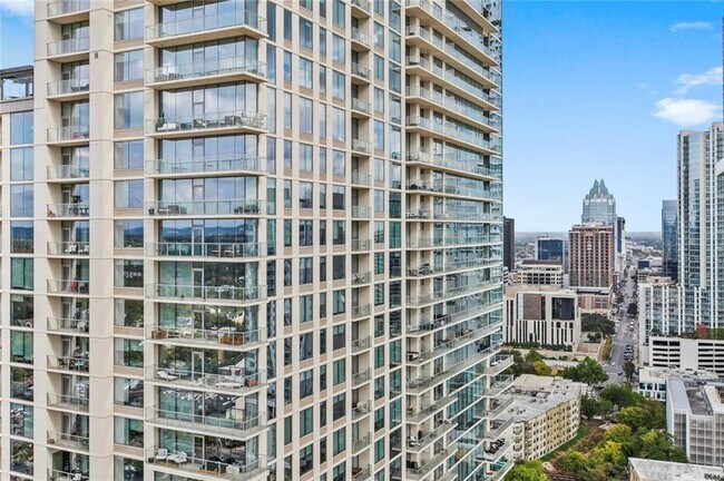 Building Photo - 300 Bowie St