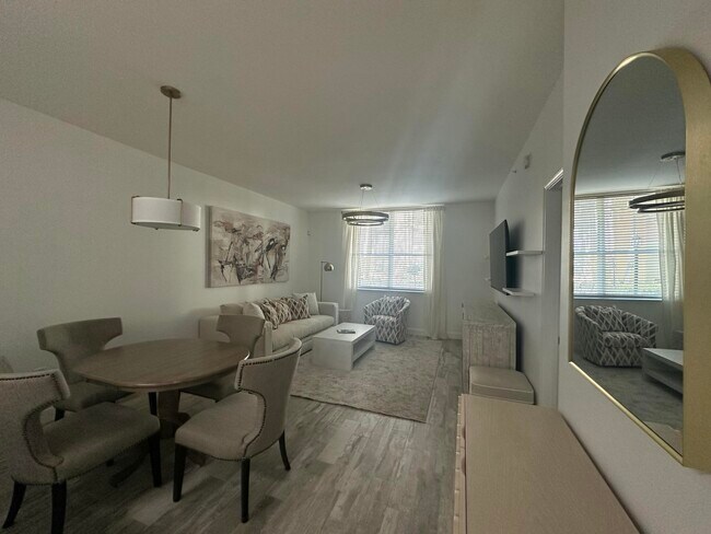 Building Photo - 630 S Sapodilla Ave