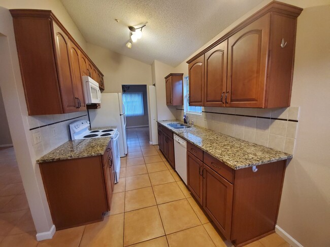 Building Photo - 129 Edgewater Cir