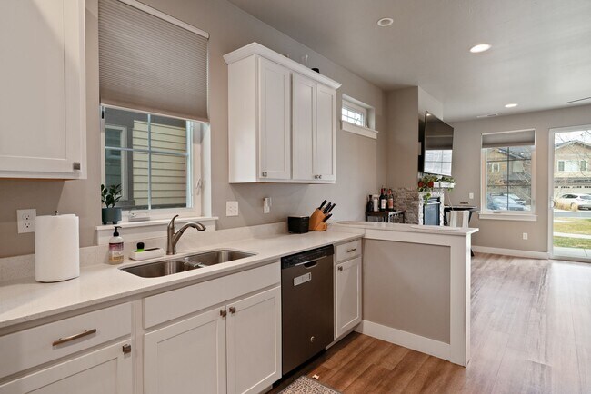 Building Photo - Modern 4-bedroom 3-bathroom Home