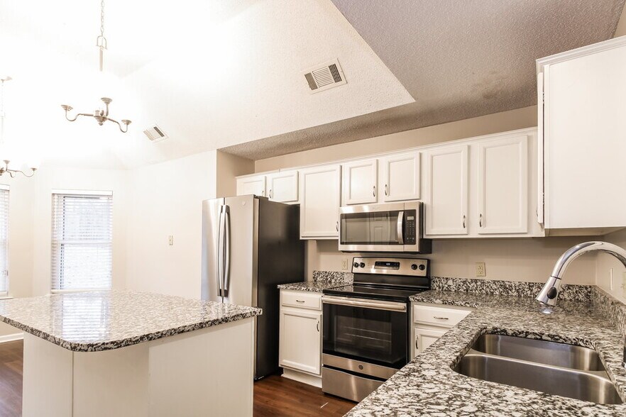 Building Photo - 105 Norma Carol Cove