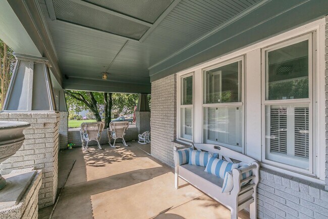 Building Photo - Charming Bungalow - Arlington Heights