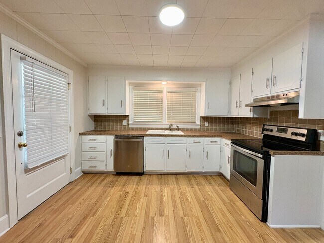Building Photo - Adorable 2 Bedroom Home in the Heart of Nashville!