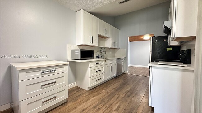 Building Photo - 566 SW 20th Ct