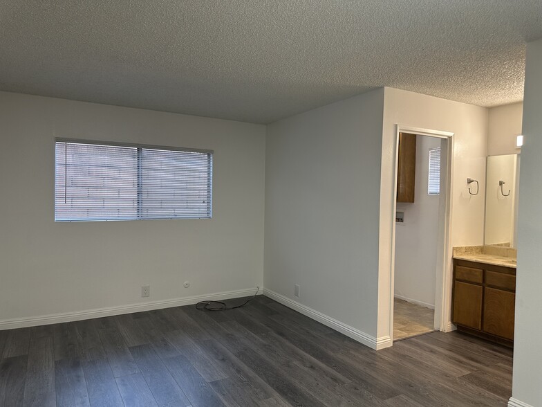 Building Photo - 244 S 10th St