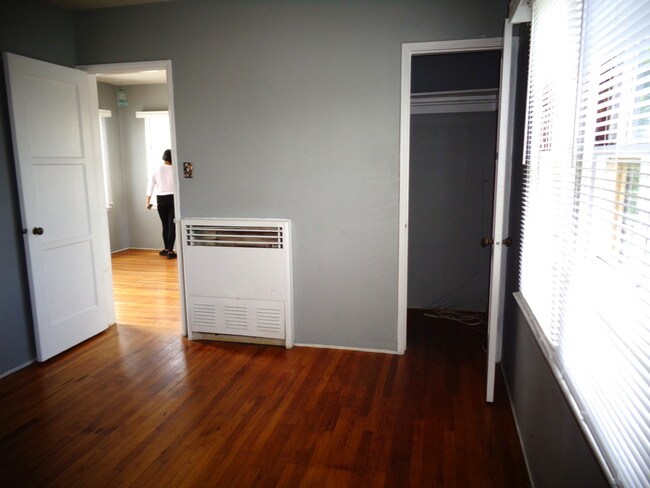 BR walk in closet - 1723 E Erie St