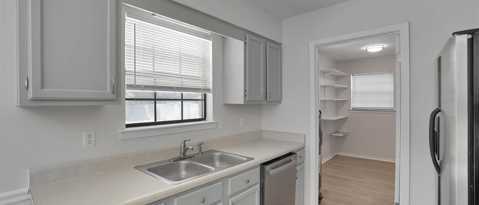 Building Photo - 10601 Silver Creek Dr