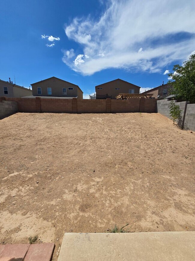 Building Photo - 4 bedroom 2 bath home with Refrigerated Air.