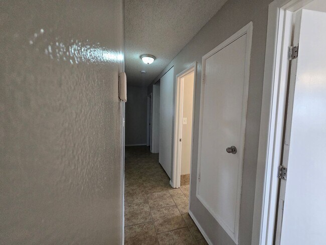 Building Photo - Newly Remodeled 3 Bedroom 1 Bathroom Home!...