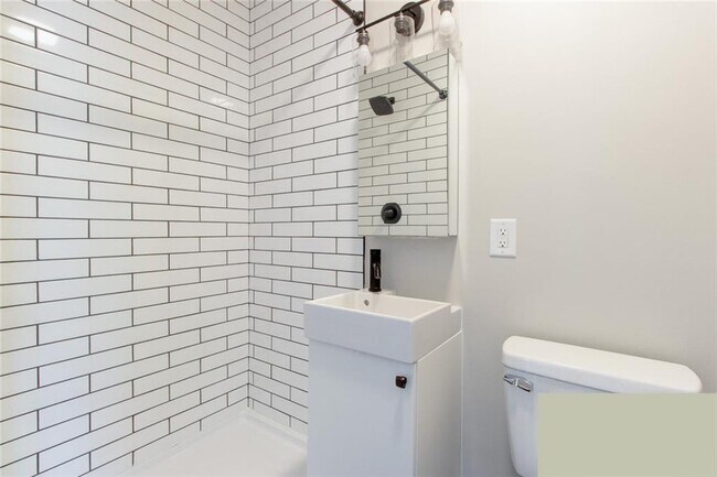 Building Photo - 626 Burbank Cir