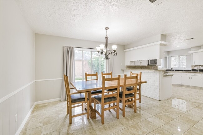 Building Photo - 623 E Cypresswood Dr