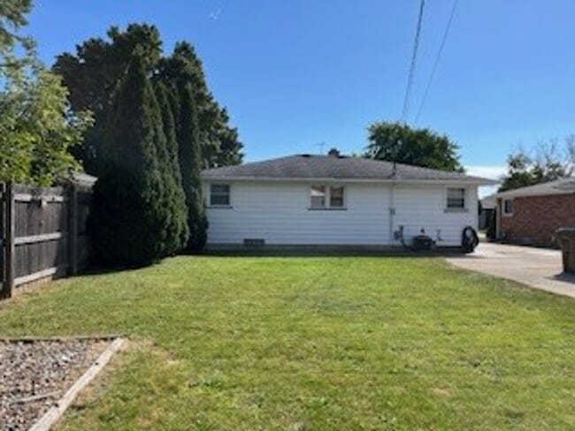 Building Photo - Charming 3 Bedroom, 1.5 Bath Home on the South Side of Kenosha