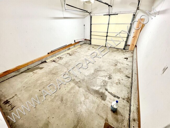 Building Photo - Spacious Gardner Duplex-Available in NOVEM...