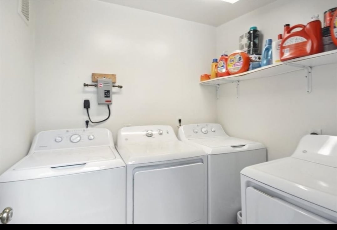 Shares Laundry - 806 Valmont St