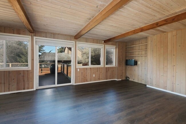 Building Photo - One Of A Kind Freeland Home with Two Seper...