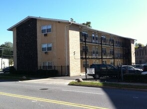 Building Photo - 1004 S Des Plaines Ave