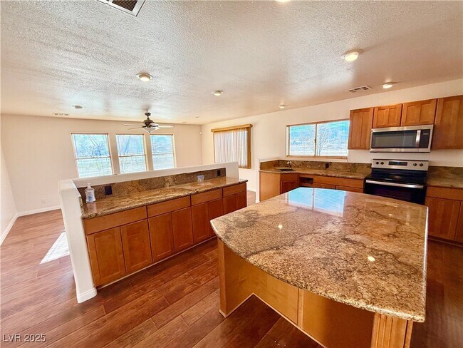 Building Photo - 1100 Dollar St