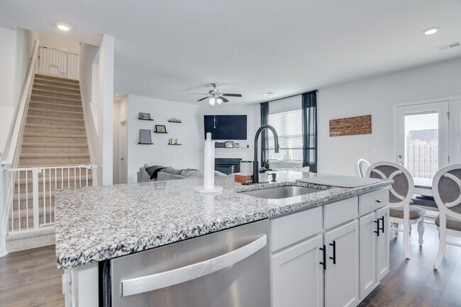 Building Photo - Beautiful 5 Bedroom 3 Bath