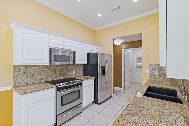 Building Photo - 208 Palm Cir