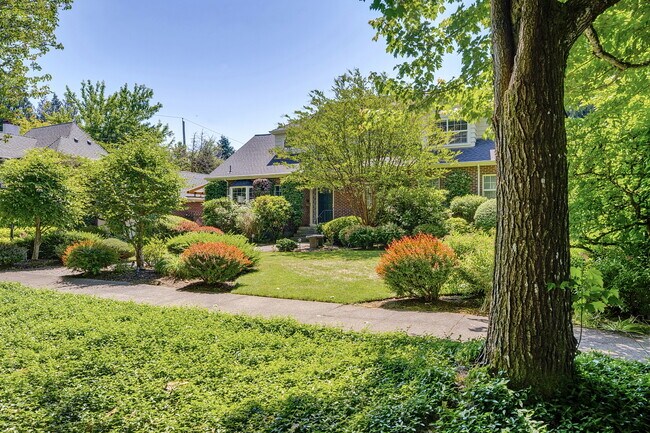 Building Photo - 616 SE Andover Pl