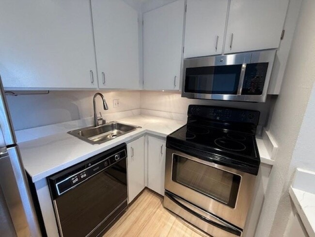 Building Photo - Newly Updated Condo with In-Unit Laundry and View
