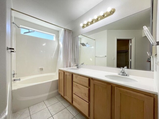 Building Photo - Comfortable  two story single house