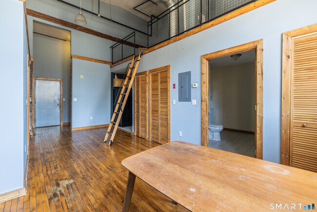 Building Photo - 325 Myrtle Ave