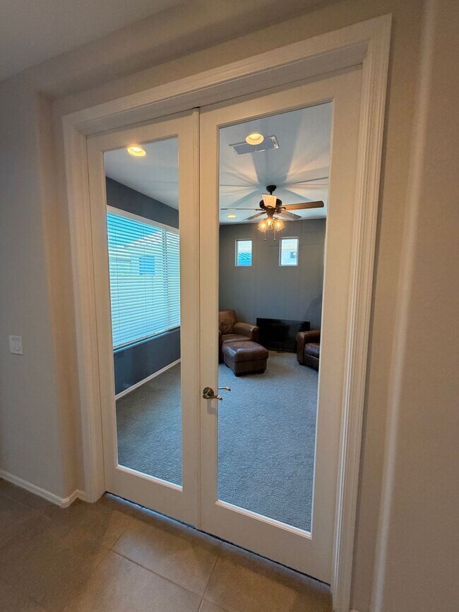 Building Photo - 2 Bed 2 Bath + Den Long-Term Rental in Anthem at Merrill Ranch!