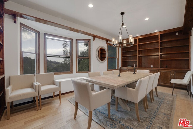 Building Photo - 10160 Cielo Dr