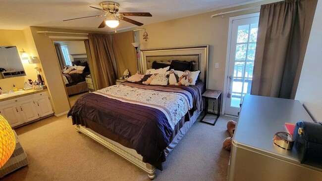 Building Photo - Spacious 4-bedroom, 3.5-bathroom townhome ...