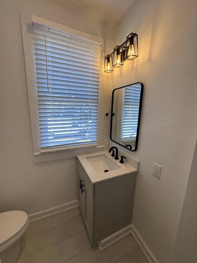 Building Photo - 300 E 3rd St