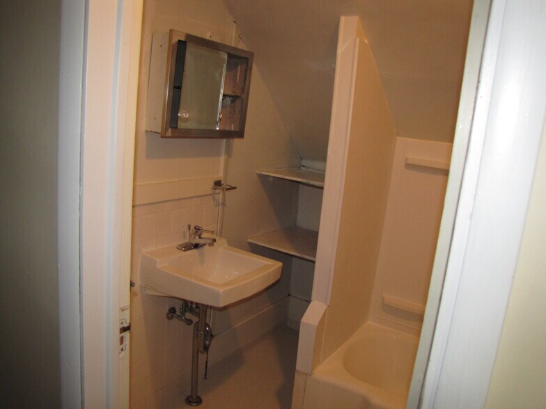 3d bath - 311 S Burrowes St