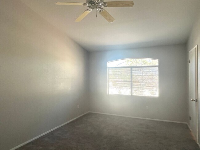 Building Photo - 2 bed, 2 bath condo located in gated community w/lush landscaping, 2 pools, spas, BBQ areas & clu...